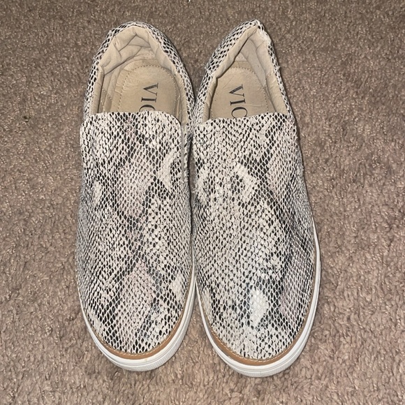 Vici Slip on Gray, White and Black Snakeskin Sneakers -Size 9. - Picture 2 of 5